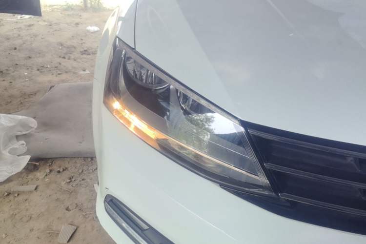 Used Volkswagen Sagitar 2017 230TSI Automatic Comfort Version Right Front Headlight