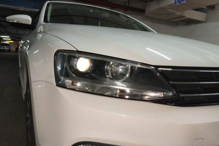 Used Volkswagen Sagitar 2017 230TSI Automatic Comfort Version Right Front Headlight