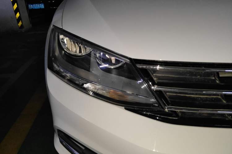 Used Volkswagen Sagitar 2017 230TSI Automatic Comfort Version Right Front Headlight