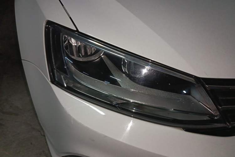 Used Volkswagen Sagitar 2017 230TSI Automatic Comfort Version Right Front Headlight