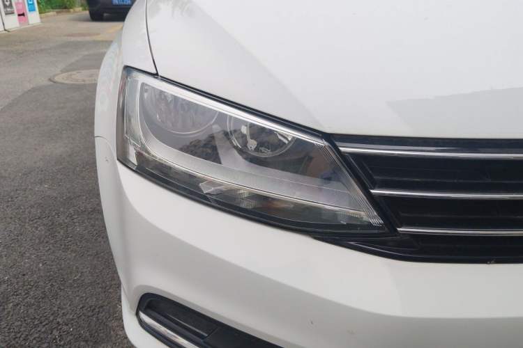 Used Volkswagen Sagitar 2017 180TSI Automatic Luxury Edition Right Front Headlight