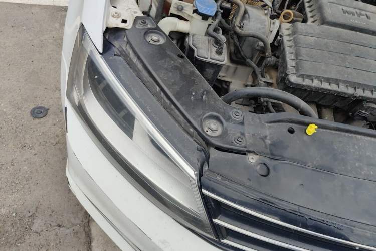 Used Volkswagen Sagitar 2017 1.6L Manual Comfort Model Right Front Headlight