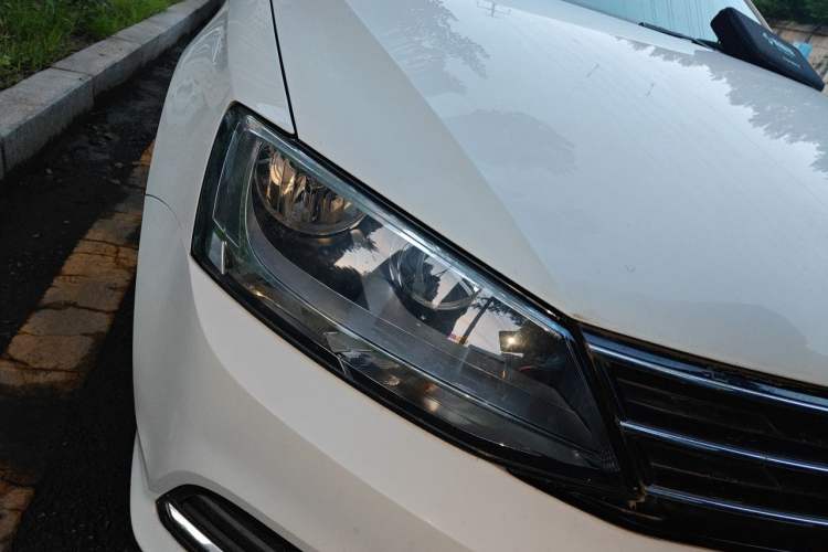 Used Volkswagen Sagitar 2017 230TSI Automatic Comfort Version Right Front Headlight