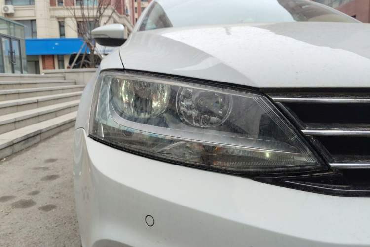 Used Volkswagen Sagitar 2017 230TSI Automatic Luxury Edition Right Front Headlight