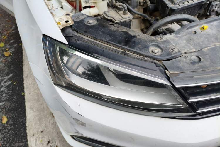 Used Volkswagen Sagitar 2017 1.6L Manual Comfort Model Right Front Headlight