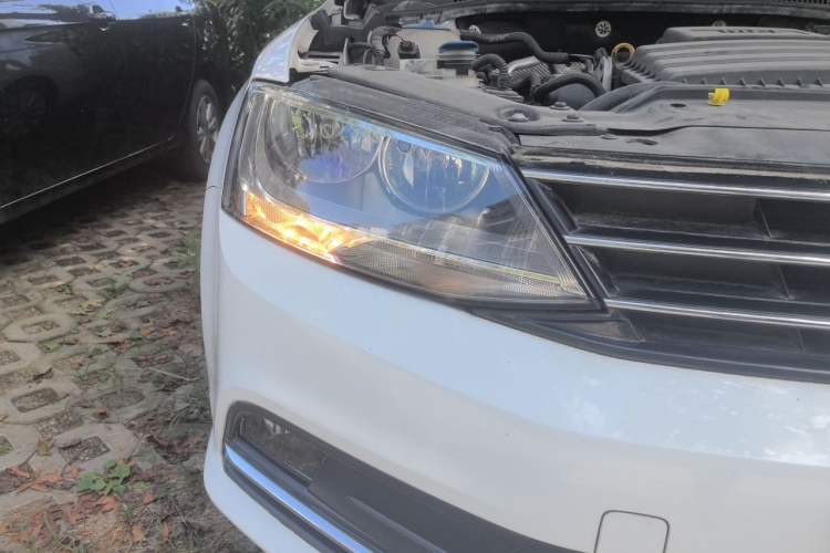 Used Volkswagen Sagitar 2017 1.6L Manual Comfort Model Right Front Headlight