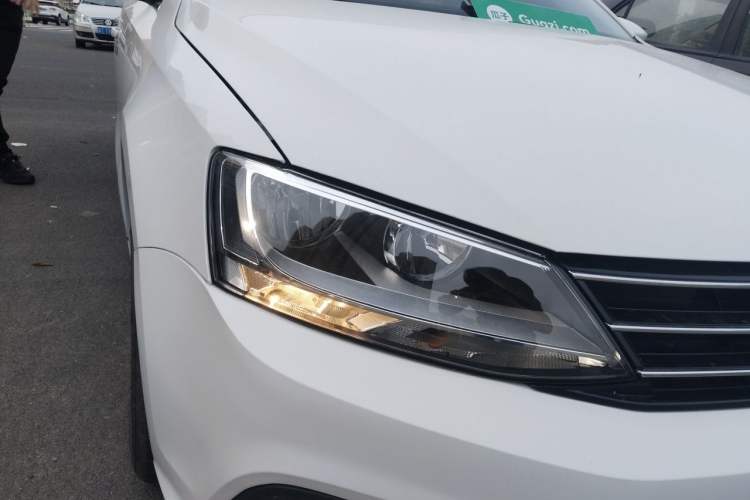 Used Volkswagen Sagitar 2017 230TSI Automatic Comfort Version Right Front Headlight