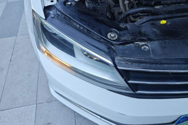 Used Volkswagen Sagitar 2017 230TSI Automatic Comfort Version Right Front Headlight
