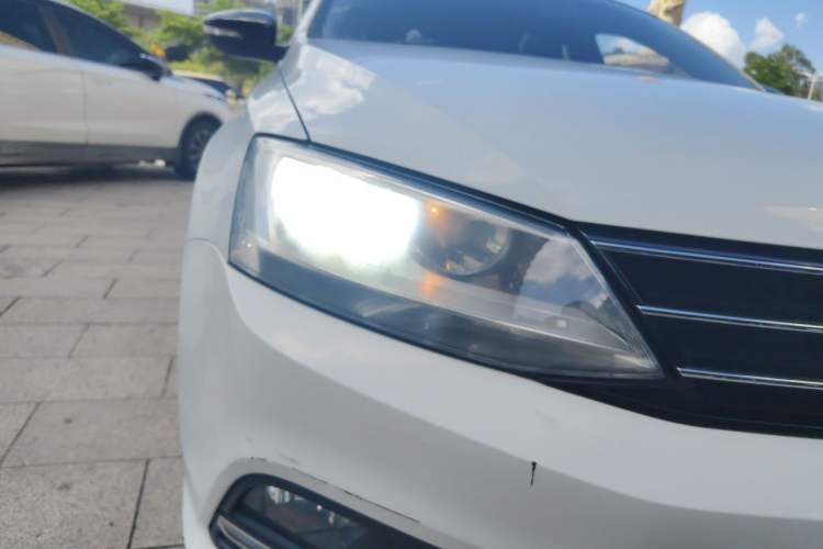 Used Volkswagen Sagitar 2017 230TSI Automatic Comfort Version Right Front Headlight