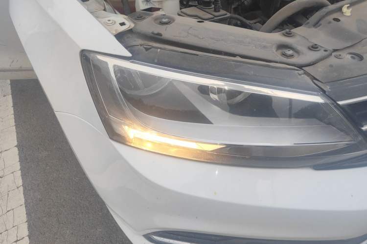 Used Volkswagen Sagitar 2017 1.6L Automatic Comfort Model Right Front Headlight