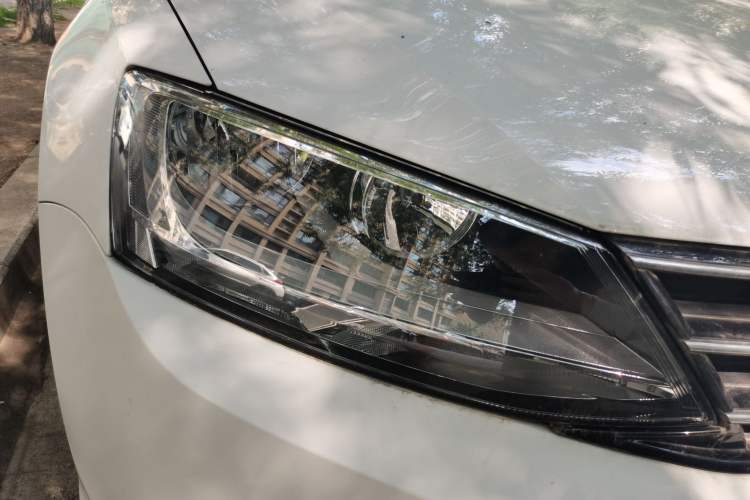 Used Volkswagen Sagitar 2017 230TSI Automatic Comfort Version Right Front Headlight