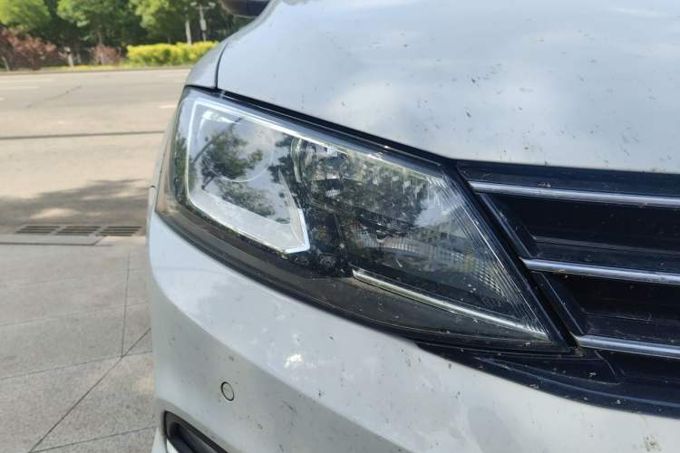 Used Volkswagen Sagitar 2017 230TSI Automatic Luxury Edition Right Front Headlight