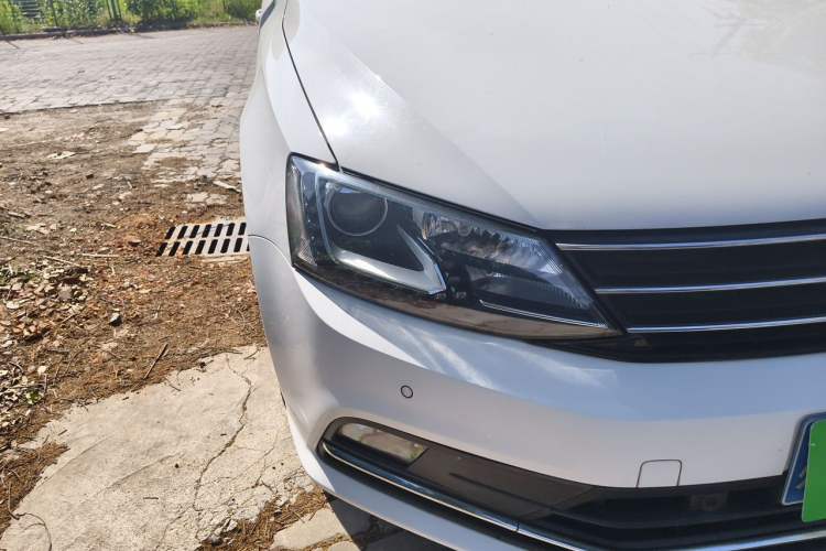 Used Volkswagen Sagitar 2017 230TSI Manual Luxury Model Right Front Headlight