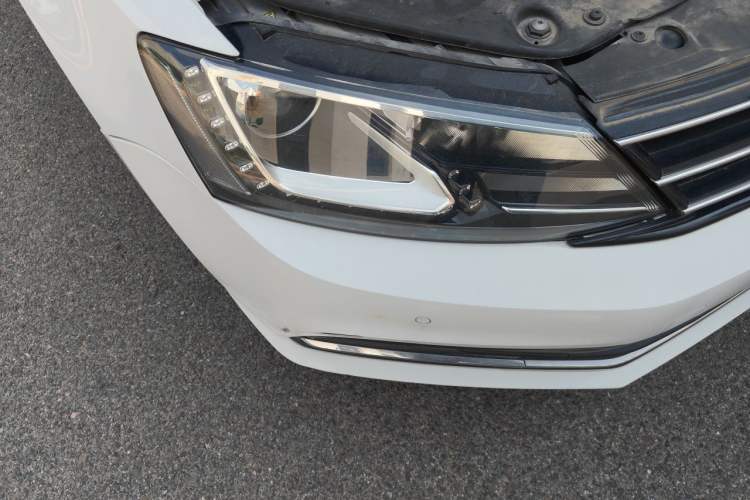 Used Volkswagen Sagitar 2017 230TSI Automatic Luxury Edition Right Front Headlight
