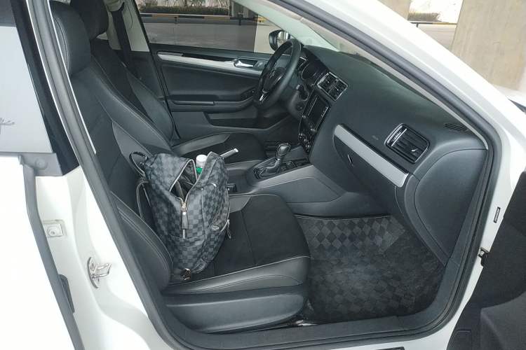 Used Volkswagen Sagitar 2017 230TSI Automatic Comfort Version Right Front Seat