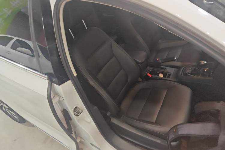 Used Volkswagen Sagitar 2017 180TSI Automatic Luxury Edition Right Front Seat
