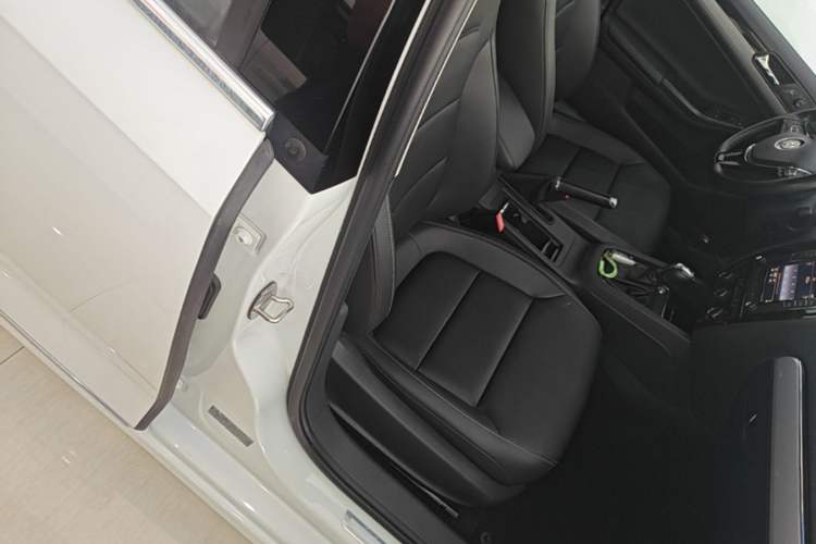 Used Volkswagen Sagitar 2017 230TSI Automatic Comfort Version Right Front Seat