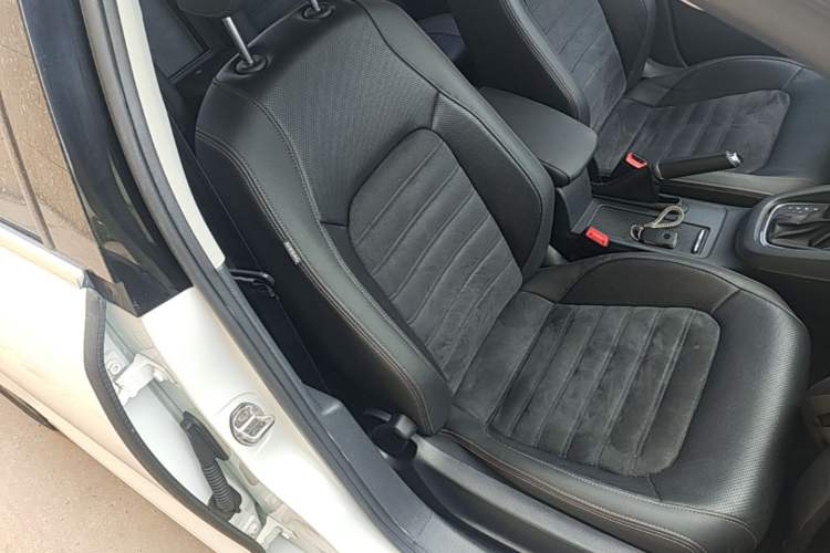 Used Volkswagen Sagitar 2017 230TSI Automatic Luxury Edition Right Front Seat