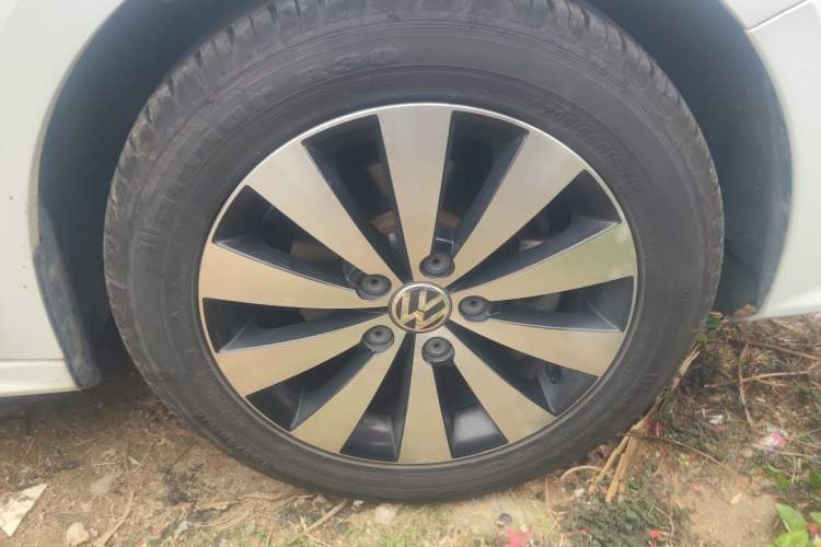 Used Volkswagen Sagitar 2017 1.6L Manual Comfort Model Right Front Wheel Hub