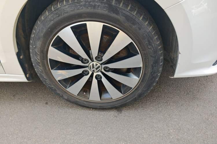 Used Volkswagen Sagitar 2017 180TSI Automatic Luxury Edition Right Front Wheel Hub