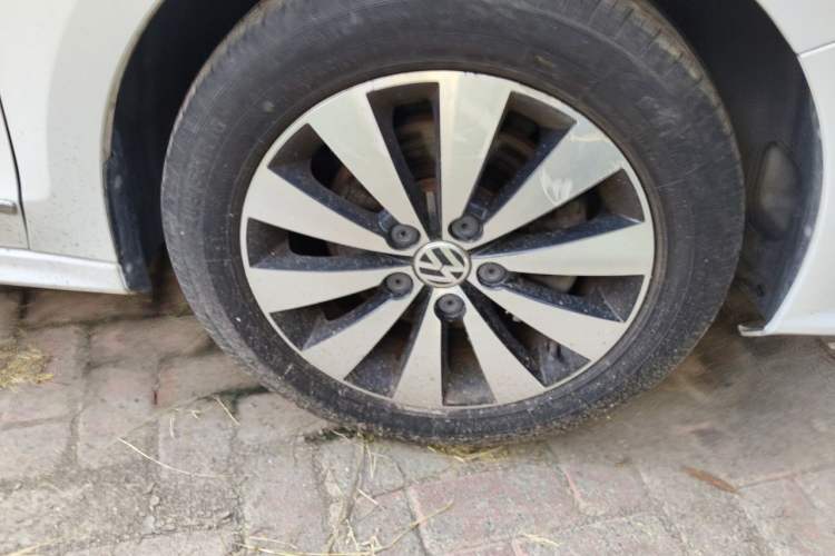 Used Volkswagen Sagitar 2017 230TSI Automatic Comfort Version Right Front Wheel Hub