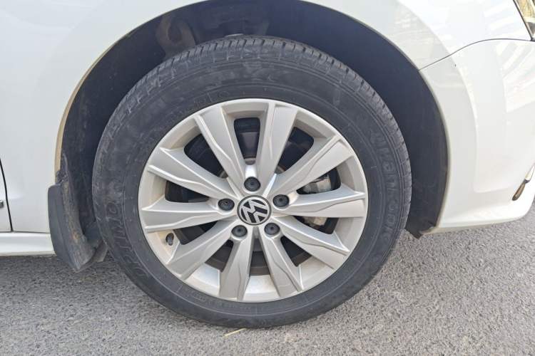 Used Volkswagen Sagitar 2017 1.6L Automatic Comfort Model Right Front Wheel Hub
