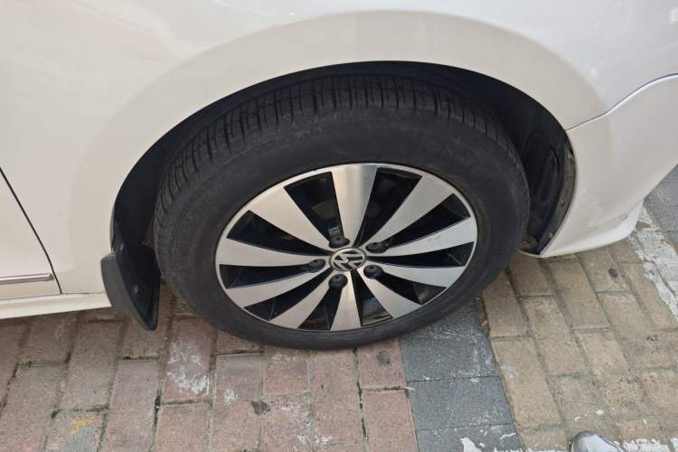 Used Volkswagen Sagitar 2017 1.6L Manual Comfort Model Right Front Wheel Hub