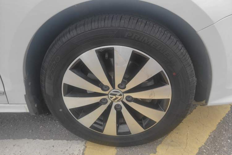 Used Volkswagen Sagitar 2017 1.6L Automatic Comfort Model Right Front Wheel Hub