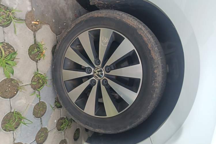 Used Volkswagen Sagitar 2017 230TSI Automatic Comfort Version Right Front Wheel Hub