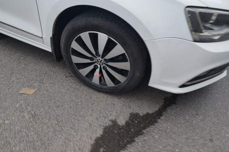 Used Volkswagen Sagitar 2017 180TSI Automatic Luxury Edition Right Front Wheel Hub