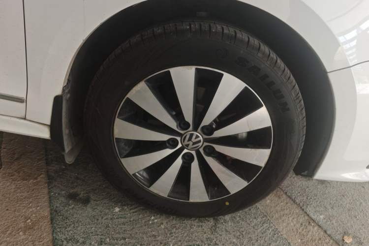 Used Volkswagen Sagitar 2017 1.6L Automatic Comfort Model Right Front Wheel Hub