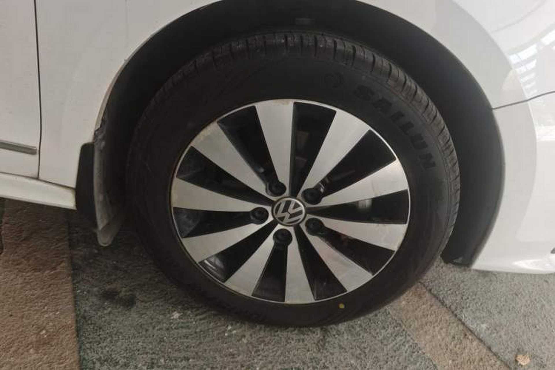 Used Volkswagen Sagitar 2017 1.6L Automatic Comfort Model Right Front Wheel Hub