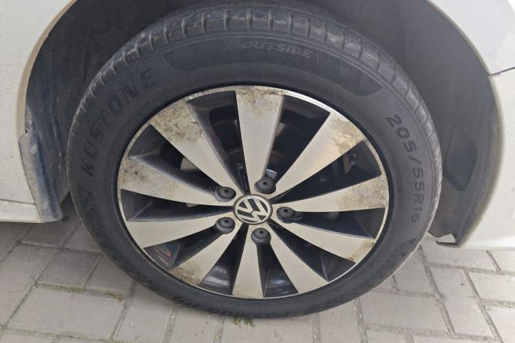 Used Volkswagen Sagitar 2017 1.6L Automatic Comfort Model Right Front Wheel Hub