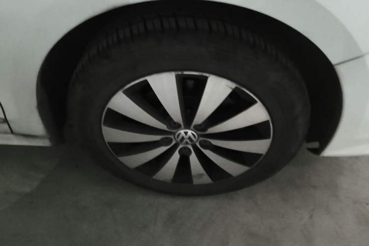 Used Volkswagen Sagitar 2017 1.6L Automatic Comfort Model Right Front Wheel Hub