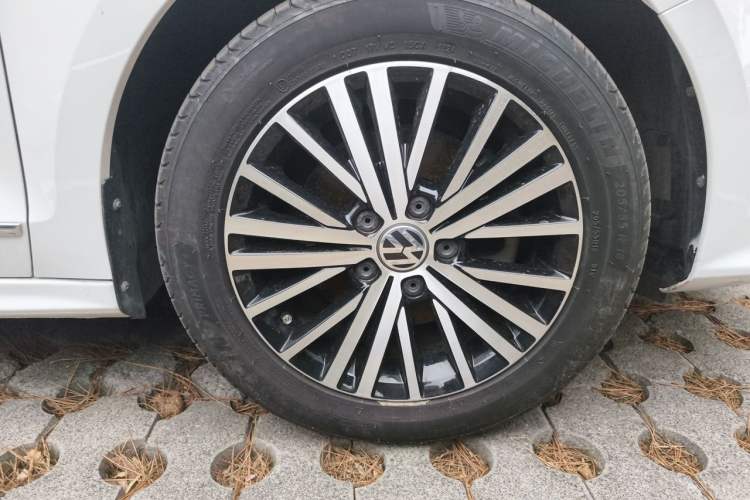 Used Volkswagen Sagitar 2017 230TSI Automatic Luxury Edition Right Front Wheel Hub