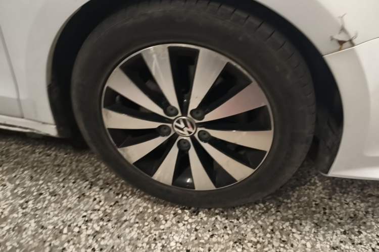 Used Volkswagen Sagitar 2017 230TSI Automatic Comfort Version Right Front Wheel Hub