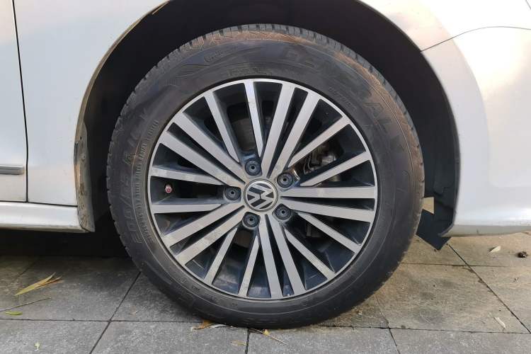 Used Volkswagen Sagitar 2017 230TSI Automatic Luxury Edition Right Front Wheel Hub