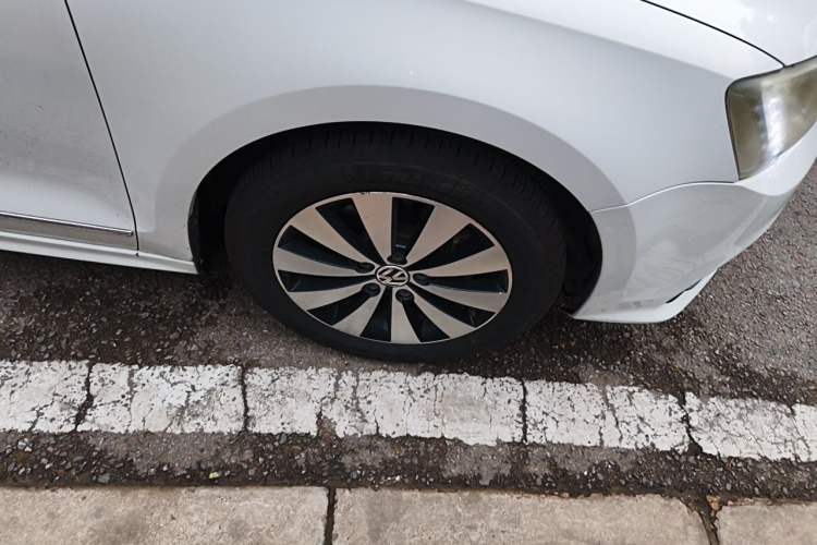 Used Volkswagen Sagitar 2017 230TSI Automatic Comfort Version Right Front Wheel Hub