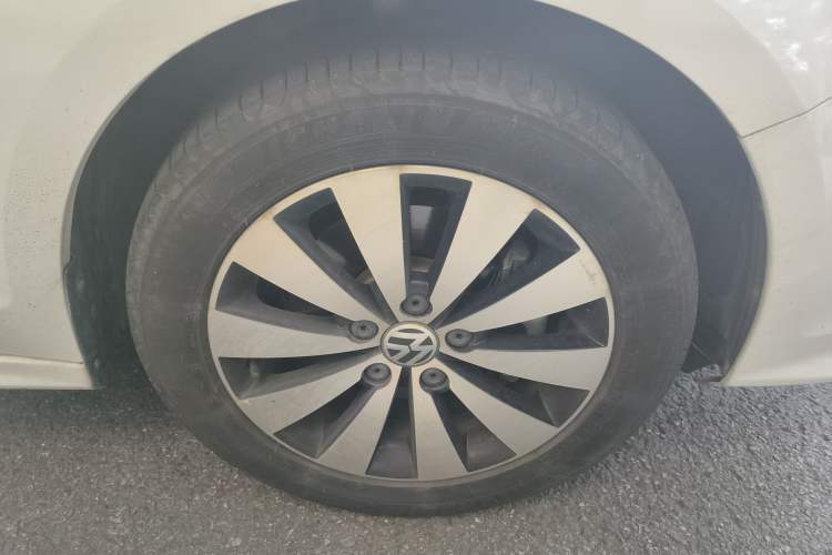 Used Volkswagen Sagitar 2017 230TSI Automatic Comfort Version Right Front Wheel Hub