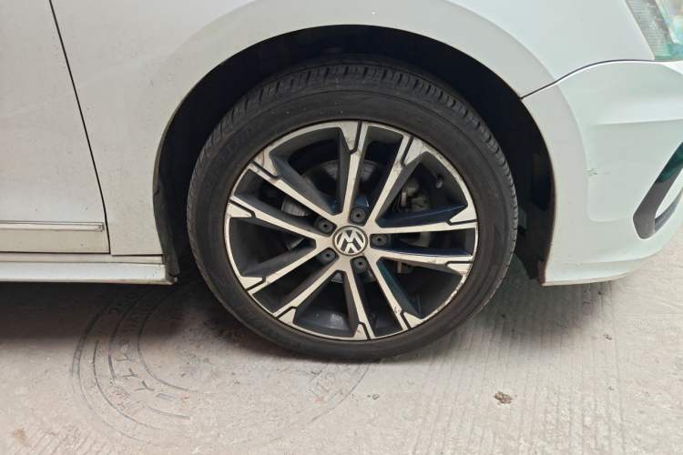 Used Volkswagen Sagitar 2017 280TSI Automatic R-Line Right Front Wheel Hub
