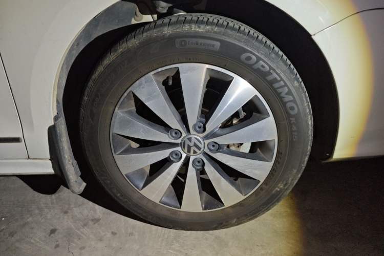 Used Volkswagen Sagitar 2017 1.6L Automatic Comfort Model Right Front Wheel Hub