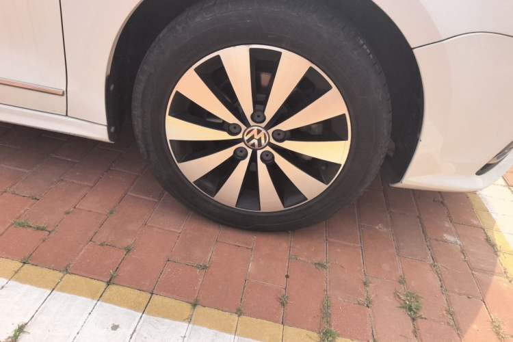 Used Volkswagen Sagitar 2017 1.6L Automatic Comfort Model Right Front Wheel Hub