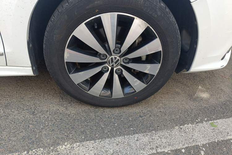 Used Volkswagen Sagitar 2017 230TSI Automatic Comfort Version Right Front Wheel Hub