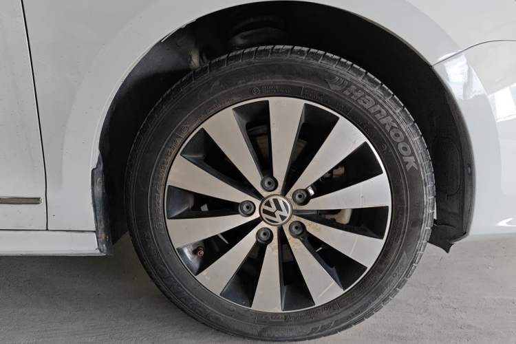 Used Volkswagen Sagitar 2017 230TSI Automatic Comfort Version Right Front Wheel Hub