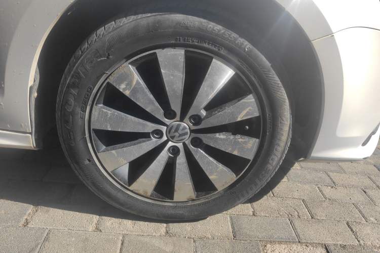 Used Volkswagen Sagitar 2017 1.6L Automatic Comfort Model Right Front Wheel Hub