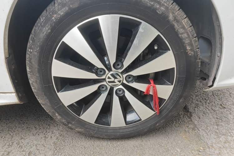 Used Volkswagen Sagitar 2017 230TSI Automatic Comfort Version Right Front Wheel Hub