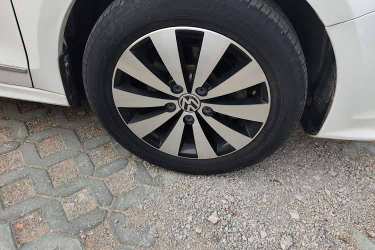 Used Volkswagen Sagitar 2017 1.6L Automatic Comfort Model Right Front Wheel Hub