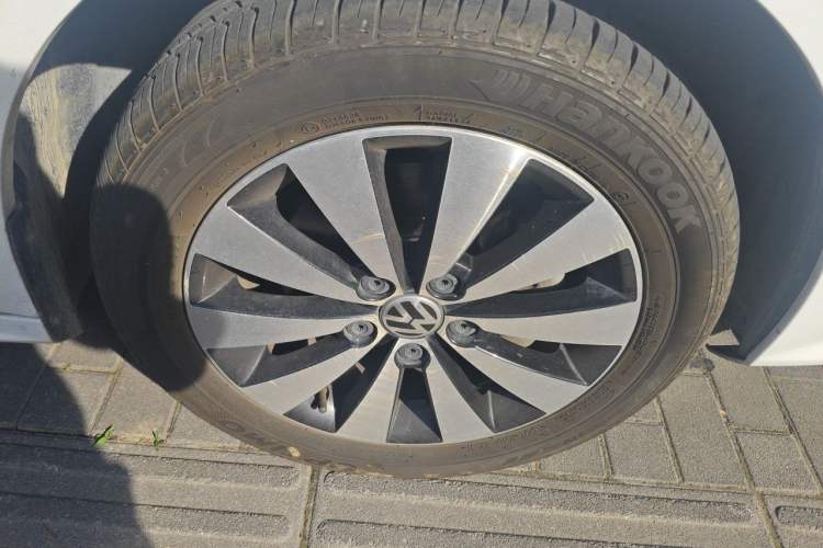 Used Volkswagen Sagitar 2017 230TSI Automatic Comfort Version Right Front Wheel Hub