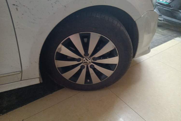 Used Volkswagen Sagitar 2017 230TSI Automatic Comfort Version Right Front Wheel Hub
