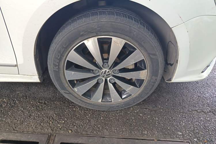 Used Volkswagen Sagitar 2017 1.6L Manual Comfort Model Right Front Wheel Hub